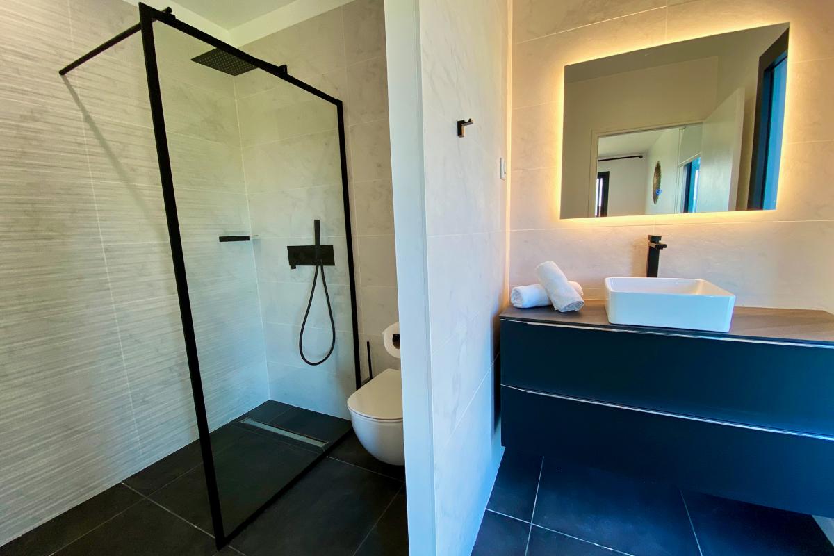 17 Location-villa-martinique_-Salle-d'eau-chambre-2-douche-et-lavabo